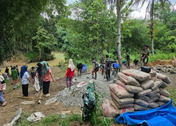 Warga dan TNI Gotong Royong Bangun Jembatan Perintis Garuda di Pandeglang