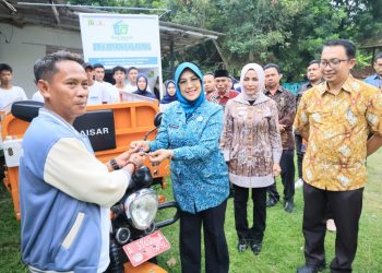 Arfina Rustandi Salurkan Bantuan Cator untuk Bank Sampah, Dorong Program Serang Bersih dan Asri