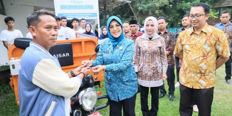Arfina Rustandi Salurkan Bantuan Cator untuk Bank Sampah, Dorong Program Serang Bersih dan Asri