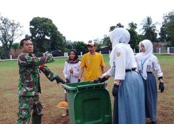 TMMD ke-128, Kodim 0623 Cilegon Bersama Warga Bersihkan Alun-Alun Cinangka