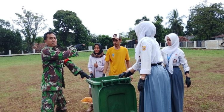 TMMD ke-128, Kodim 0623 Cilegon Bersama Warga Bersihkan Alun-Alun Cinangka