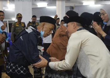 Bupati Lepas 391 Jemaah Haji Kloter 18, Minta Petugas Haji Perhatikan Jemaah Lansia