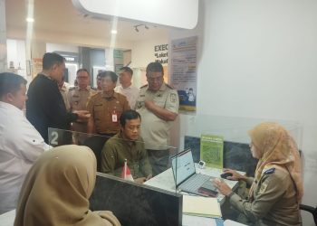 Kepala Kantor Pertanahan Kabupaten Tangerang menyaksikan salah satu masyarakat sedang menggunakan fasilitas program Laris Manis, Senin 11 Mei 2026.