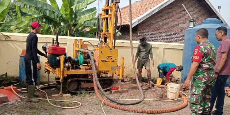 Petugas Kodim 0623 Cilegon saat proses pengerjaan sumur bor di Pulomerak pada program TMMD ke-128 Kodim 0623/Cilegon.