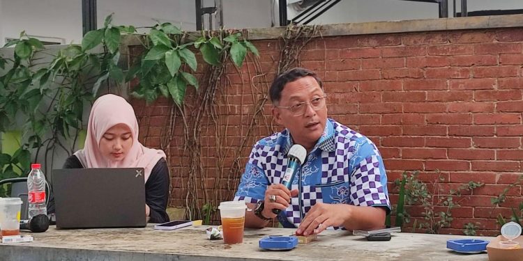 Kepala Bapperida Kota Serang, W Hari Pamungkas saat mengisi diskusi kamisan bersama PWKS. (Nahrul Muhilmi)