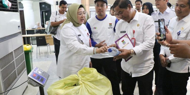 Wakil Bupati Tangerang Intan saat meresmikan Bank Sampah Unit Pusat Pemerintah (Puspem) Kabupaten Tangerang, Rabu 6 Mei 2026.