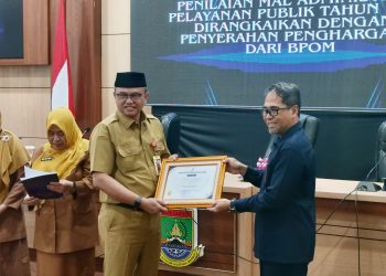 Kepala BBPOM di Serang, Fauzi Ferdiansyah menyerahkan penghargaan Kabupaten/Kota Pangan Aman kategori baik kepada Plt Sekda Kota Cilegon, Aziz Setia Ade Putra di Aula Setda Kota Cilegon, Senin 11 Mei 2026.
