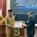 Kepala BBPOM di Serang, Fauzi Ferdiansyah menyerahkan penghargaan Kabupaten/Kota Pangan Aman kategori baik kepada Plt Sekda Kota Cilegon, Aziz Setia Ade Putra di Aula Setda Kota Cilegon, Senin 11 Mei 2026.