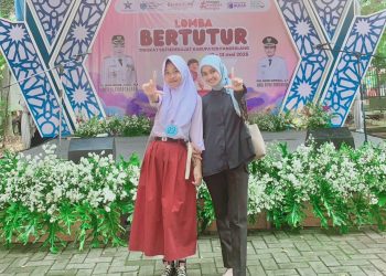 Siswi SDN Banyumas 1 Yusdea Maulida berfoto bersama gurunya Ila Nurkholifah setelah mengikuti lomba bertutur tingkat Kabupaten Pandeglang.