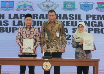 Bupati Pandeglang Raden Dewi Setiani bersama Ketua DPRD Kabupaten Pandeglang dan Kepala BPK RI Perwakilan Banten, Firman Nurcahyadi.