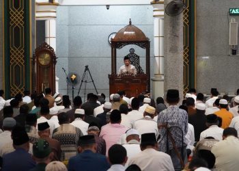Wali Kota Cilegon Robinsar bersama Forkopimda dan masyarakat saat melaksanakan Salat Idul Adha 1447 Hijriah di Masjid Agung Cilegon Nurul Ikhlas, Rabu 27 Mei 2026.