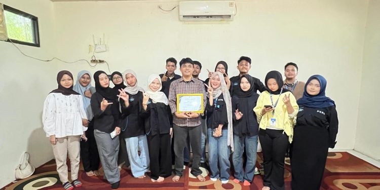 Mahasiswa UKM Jurnalistik Untirta usai melakukan pelatihan videografi.