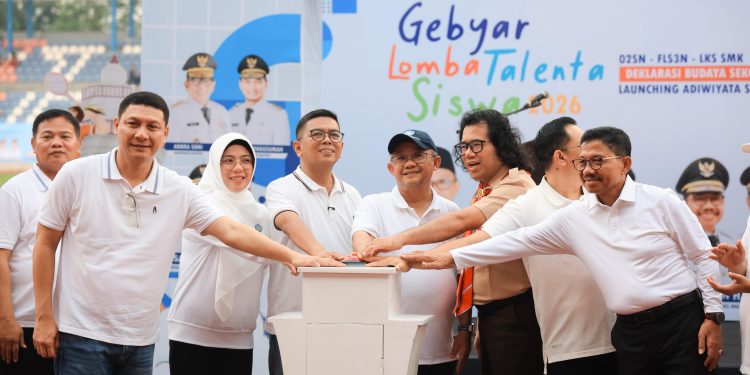 Mendikdasmen Abdul Mu’ti, Gubernur Banten Andra Soni, serta para pejabat lainnya saat pembukaan Gebyar Lomba Talenta Siswa 2026 O2SN, FLS3N, dan LKS di Stadion Benteng Reborn, Kota Tangerang, Sabtu (9/5/2026). Kegiatan itu juga dirangkaikan dengan Deklarasi Budaya Sekolah Aman dan Nyaman serta peluncuran Adiwiyata SMA, SMK, dan SKh se-Provinsi Banten