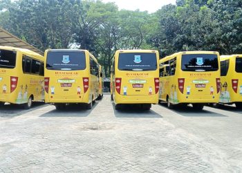 Penampakan 5 bus sekolah gratis yang terparkir di halaman UPTD Pengujian Kendaraan Bermotor Dishub Tangsel.
