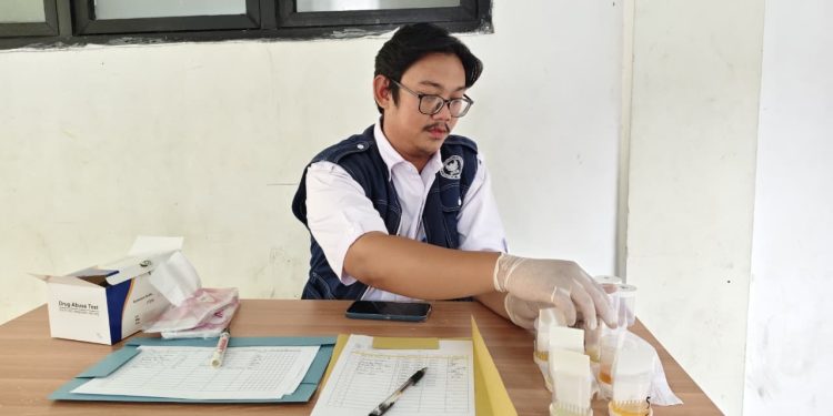Sejumlah pelajar di SMPN 1 Cilegon menjalani tes urin pada Rabu 10 Juni 2026.