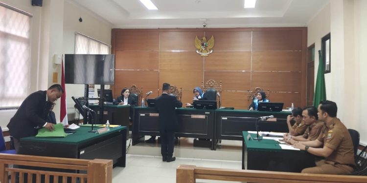 Salah satu momen persidangan perkara pemberhentian Sekda Kota Cilegon yang dihadiri oleh Kepala Bagian Hukum Setda Kota Cilegon, Agung Budi Prasetya.