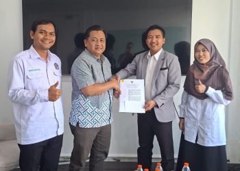 Ketua STIT Al Khairiyah Ahmad Munji (kiri) menerima Surat Keputusan (SK) perubahan status menjadi Institut Agama Islam Al Khairiyah (Instal) dari Kepala Subdirektorat Direktorat Pendidikan Tinggi Keagamaan Islam (Diktis) Kementerian Agama RI, Asro'i, di Kantor Ditjen Pendidikan Islam Kemenag RI, Jakarta, Rabu 10 Juni 2026.