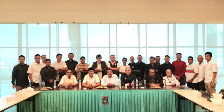 Tampak jajaran pengurus KONI Kota/Kabupaten Se Provinsi Banten bersama Ketua Harian Porprov VII Banten serta Sekretaris Umum Koni Banten saat menggelar Chef de Mission Meeting pertama untuk langkah awal dalam menyusun Tahapan Porprov VII