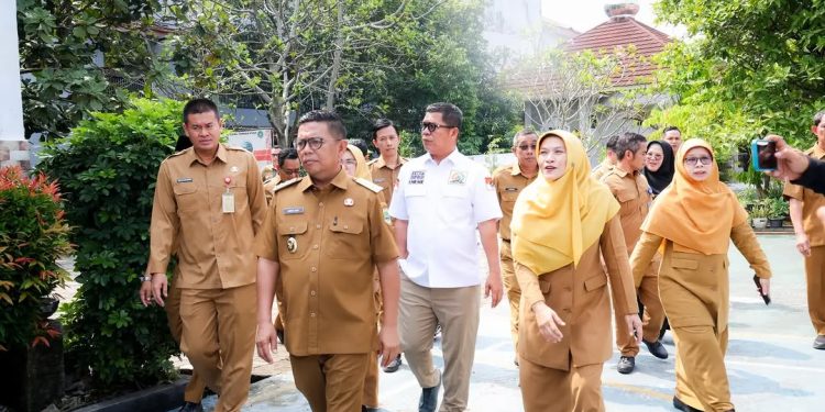 Gubernur Banten Andra Soni memonitoring pelaksanaan SPMB di SMAN 1 Rangkasbitung, Kabupaten Lebak, Senin 22 Juni 2026.