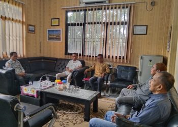 Camat Citangkil Ikhlasinnufus saat menerima aspirasi Himpunan Nelayan Tanjung Peni terkait penyusunan AMDAL PT Chandra Asri Alkali pada Kamis 4 Juni 2026.