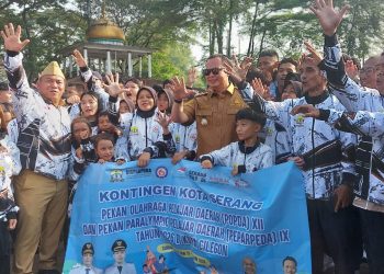 Wali Kota Serang Budi Rustandi, dan Zeka Bachdi saat foto bersama dengan para atlet.