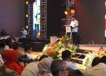 Ketua Umum DPP APDESI APDESI Merah Putih, A Anwar Sadat saat menyampaikan sambutan pada pelaksanaan Rakernas APDESI Merah Putih di Salah Satu Hotel di Kota Serang, Rabu (10/6).
