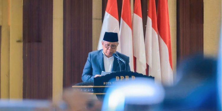 Wali Kota Tangsel , Benyamin Davnie.