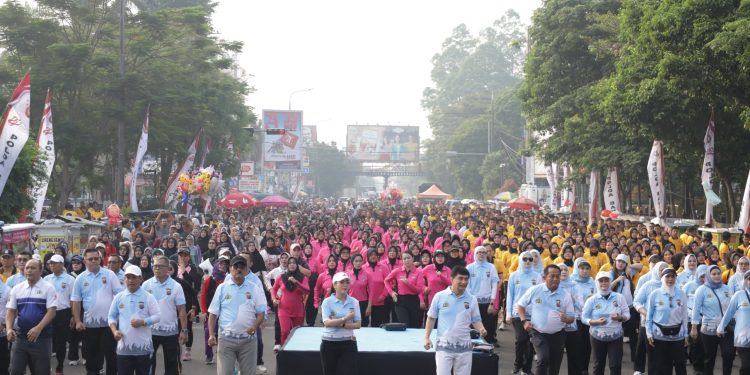 Olahraga bersama dalam rangka menyambut peringatan ke-80 Hari Bhayangkara.