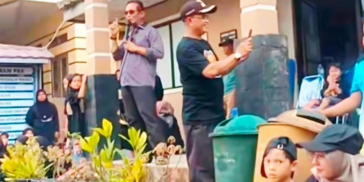 Camat Ciomas, Ugun Gurmilang saat datang ke desa-desa untuk persiapan Festival Ciomas Ngabring