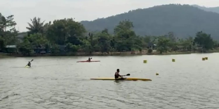 Atlet dayung mengikuti perlombaan nomor Stand Up Paddle (SUP) pada POPDA XII Banten 2026 di Situ Rawa Arum, Kecamatan Grogol, Sabtu 13 Juni 2026.