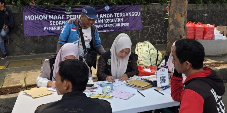 Sejumlah pengendara terjaring razia pajak oleh Bapenda Banten di Kota Tangerang, Kamis (4/6). (Bapenda Banten)