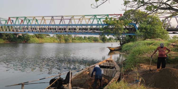 Setengah Bulan, Air Sungai Ciujung Menghitam
