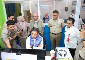 Kepala Kantor Wilayah (Kakanwil) Badan Pertanahan Nasional (BPN) Provinsi Banten, Harison Mocodompis melihat progres digitalisasi layanan di Kantah Kota Tangerang.