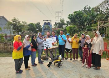 Pertagas menyalurkan bantuan mesin cultivator secara simbolis kepada TPS3R Flamboyan dan Kelompok Wanita Tani (KWT) Flamboyan.