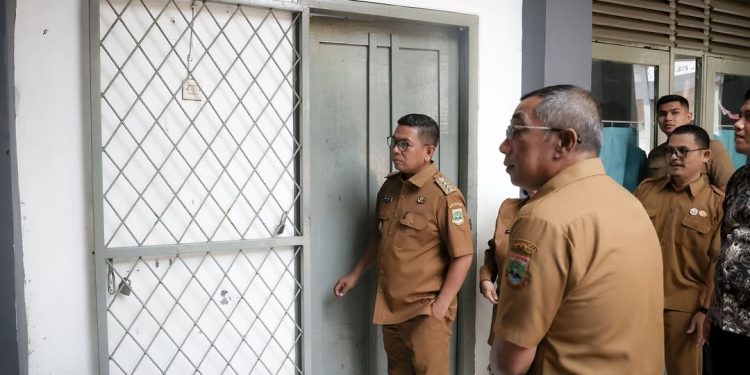 Gubernur Banten Andra Soni saat memonitoring rencana relokasi SMAN 3 Rangkasbitung, Kabupaten Lebak (Biro Adpim Setda Banten)
