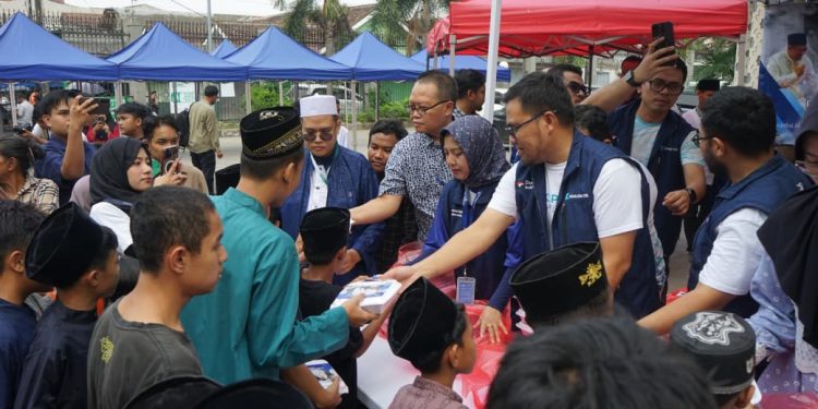 Jumat Berkah, PT KSI Bagikan 500 Kotak Makan Siang untuk Warga Cilegon