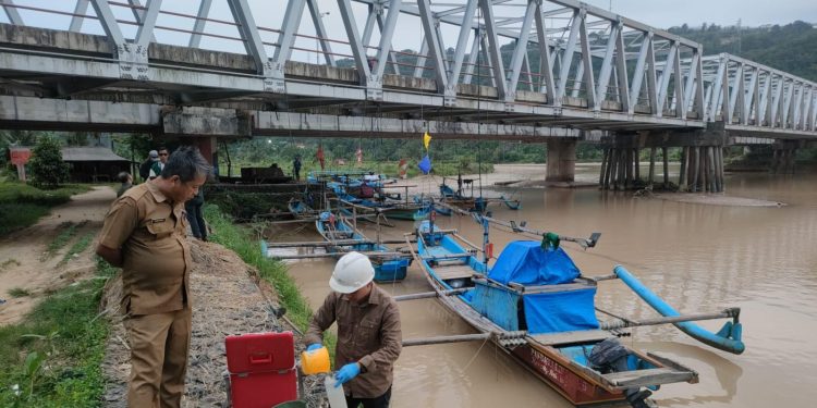 Air Sungai Cidikit Diduga Tercemar, DLH Lebak Ambil Sampel