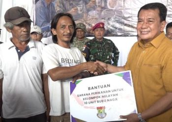 Bupati Maesyal Serap Aspirasi Nelayan Tanjung Pasir dan Salurkan Bantuan Alat Tangkap