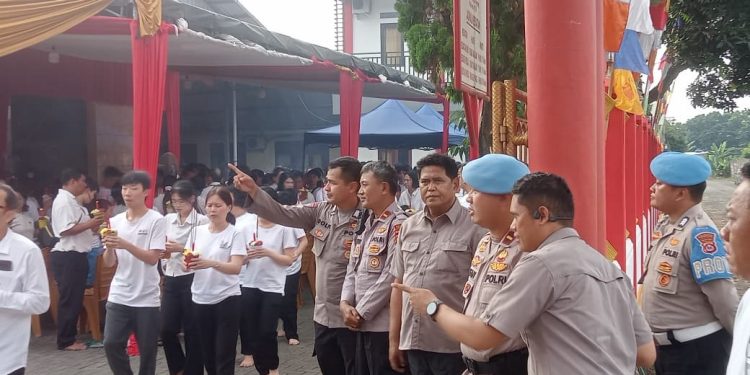 Polresta Tangerang Amankan Ibadah Waisak 2570, Ratusan Umat Buddha Beribadah dengan Khidmat di Panongan