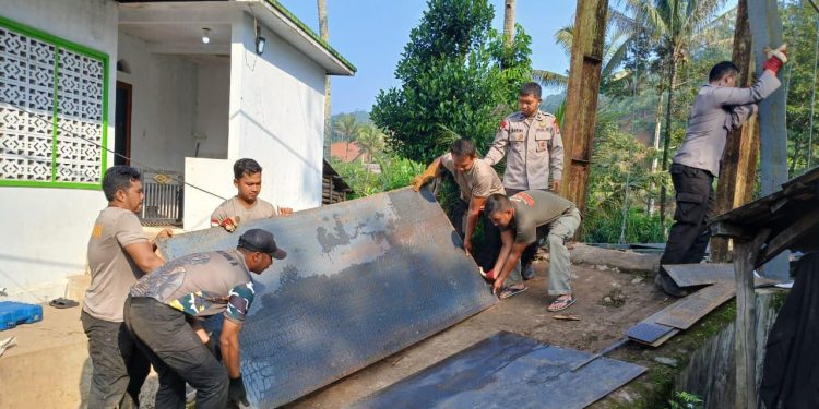 Satbrimob Polda Banten Revitalisasi Jembatan Merah Putih Bayah