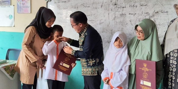 Momen Haru Pembagian Rapor di Cilegon, Camat Citangkil Jadi Wali Siswa Yatim
