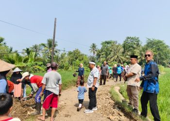 Musa Weliansah Bangkitkan Budaya Gotong Royong Lewat Perbaikan Jalan Desa
