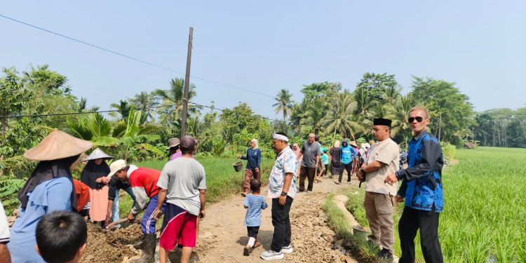 Musa Weliansah Bangkitkan Budaya Gotong Royong Lewat Perbaikan Jalan Desa
