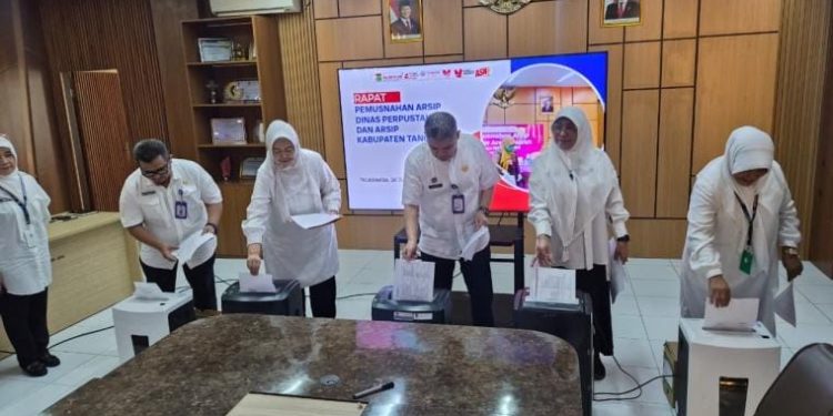 Disperpusip Kabupaten Tangerang Musnahkan Ratusan Dokumen Arsip Kadaluarsa