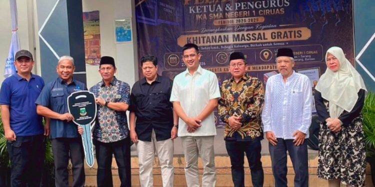 TB Roy Serahkan Motor Pengangkut Sampah ke IKA SMAN 1 Ciruas, Dukung Kebersihan Lingkungan