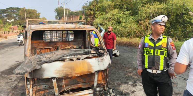Mobil Pikap Diduga Angkut Solar Terbakar di JLS Cilegon