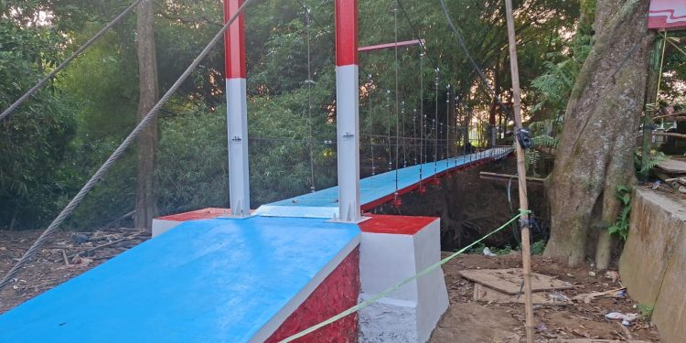 Jembatan Merah Putih di Desa Pasirbuyut, Kecamatan Jawilan, Kabupaten Serang.