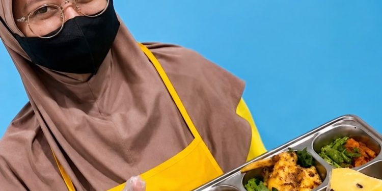 Relawan SPPG Karya Bakti Jiput menunjukan menu MBG untuk penerima manfaat wilayah Kecamatan Jiput, Kabupaten Pandeglang.