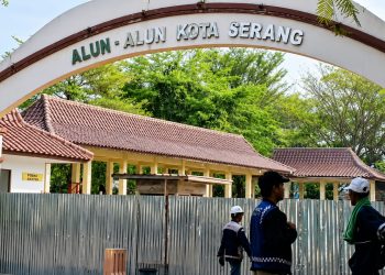 Kawasan Alun-alun Kota Serang mulai dipagari sebagai tahap awal proyek penataan yang ditargetkan selesai dalam waktu enam bulan.