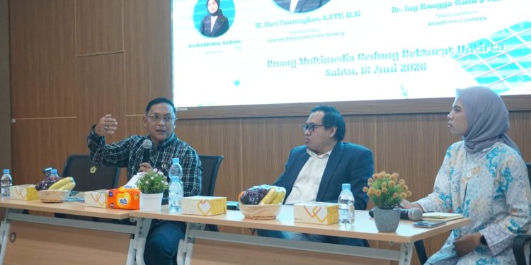 Diskusi terkait krisis sampah dan strategi pengelolaan sampah berkelanjutan dalam kuliah umum Program Magister Ilmu Komunikasi Untirta di Kampus Sindangsari.